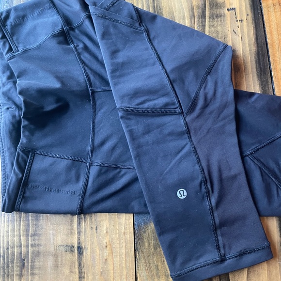 LULULEMON Capri size 6 - Picture 5 of 5